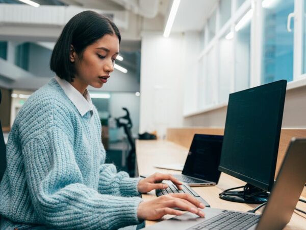 Quais são os benefícios de um nobreak SMS para a proteção dos seus dispositivos?