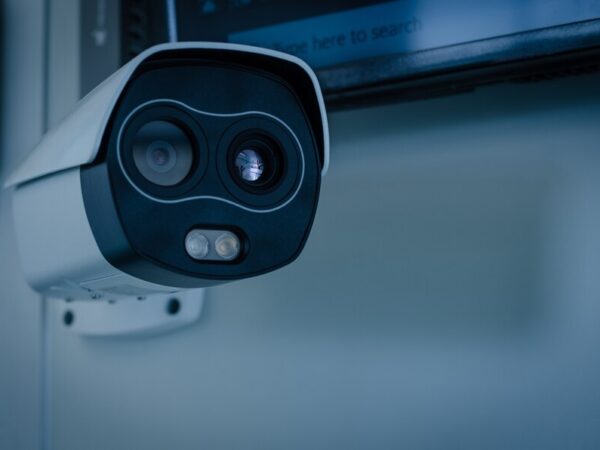Qual a diferença entre câmeras de segurança com WiFi e modelos convencionais?