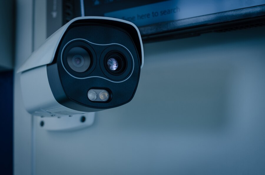 Qual a diferença entre câmeras de segurança com WiFi e modelos convencionais?