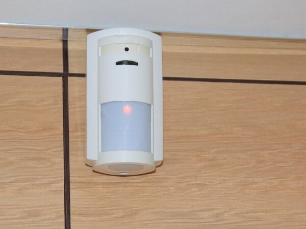 É possível economizar energia com sensores de presença com infravermelho?